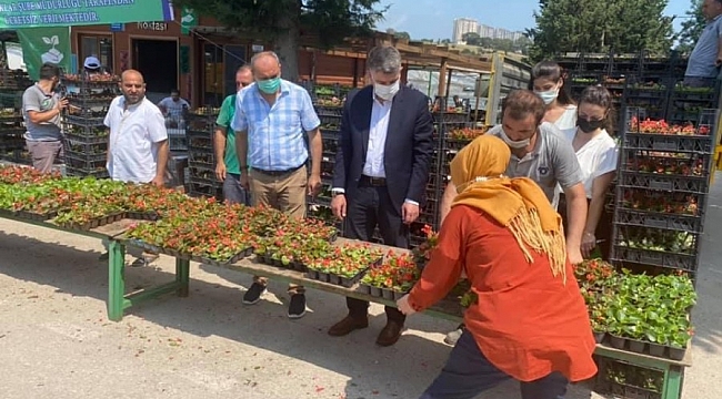 Bursa'da mezarlık ziyaretçilerine ücretsiz çiçek