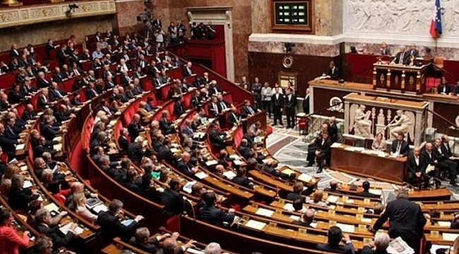 Fransa'da skandal tasarı yasalaştı
