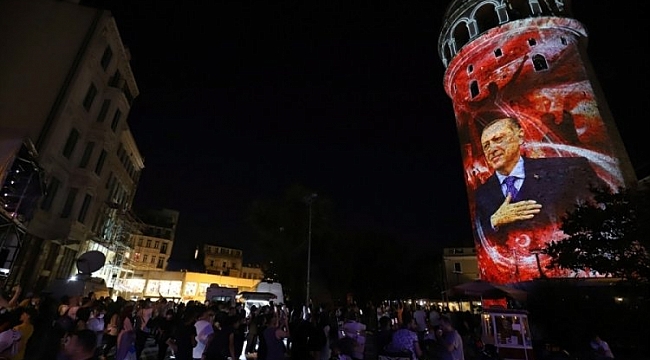 Galata Kulesi, 15 Temmuz için ışıklandırıldı