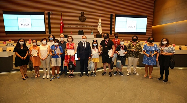 Karikatür atölyesi öğrencilerine ödül