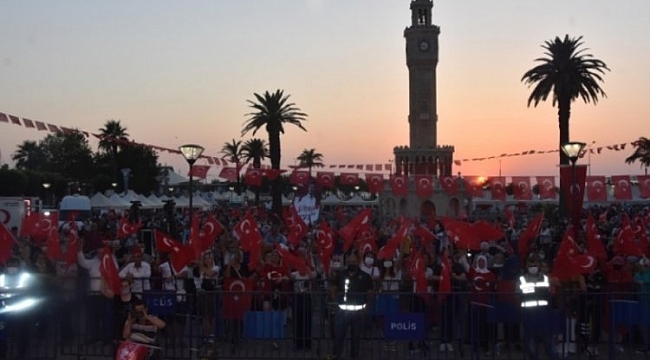 Konak Meydanı'nda şehitler anıldı