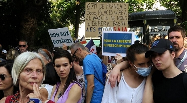Paris'te aşı karşıtlarından protesto