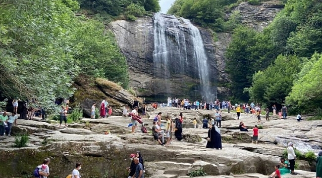 Suuçtu şelalesi bayramda ziyaretçi akınına uğradı