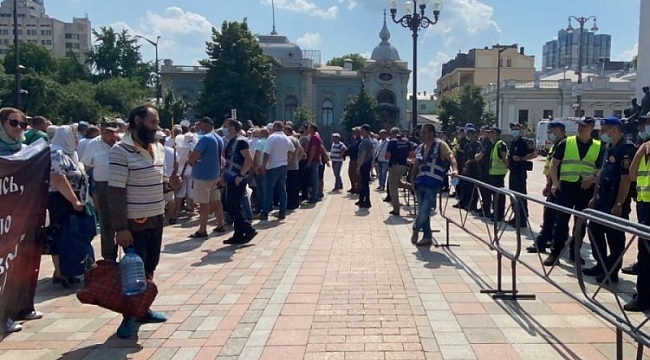 Ukrayna'da gaziler Meclis binasını bastı!