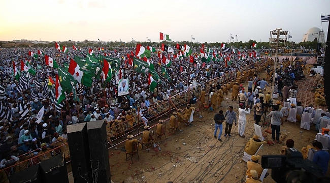 Pakistan Karaçi'de hükümet karşıtı protesto!