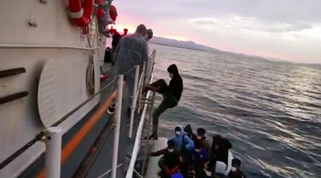 Ayvalık'ta 54 kaçak göçmen kurtarıldı