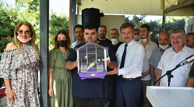 Bursa'da engelli çocuklara kanarya hediye edildi