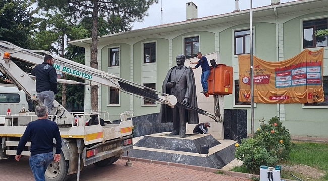 İznik'teki Atatürk heykeli temizlendi