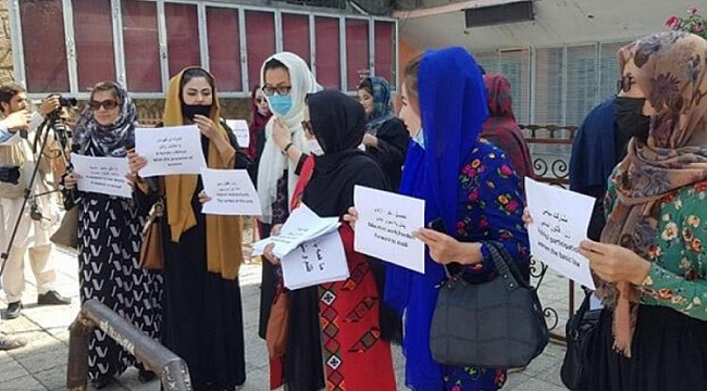 Kabil'de kadınlar, hakları için gösteri düzenledi