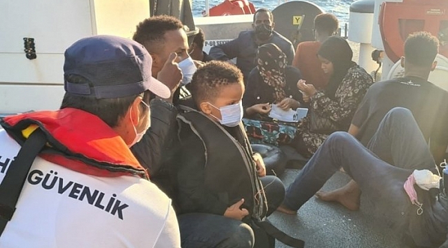 Kuşadası'nda 30 göçmen kurtarıldı