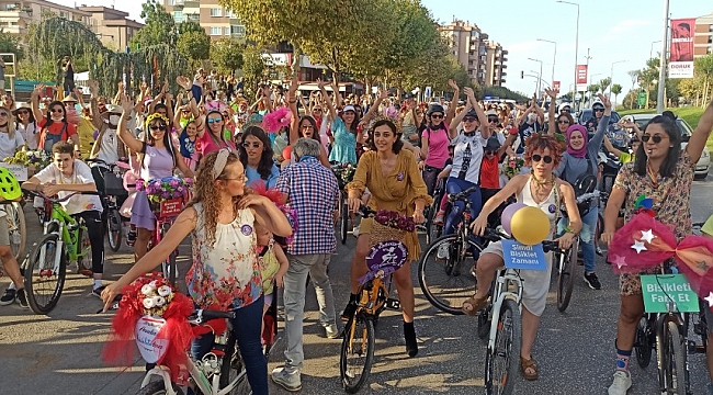 Süslü kadınlar 'otomobilsiz kentler' için pedal çevirdi