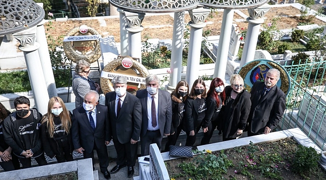 Zeki Müren vefatının 25. yılında Bursa'daki kabri başında anıldı