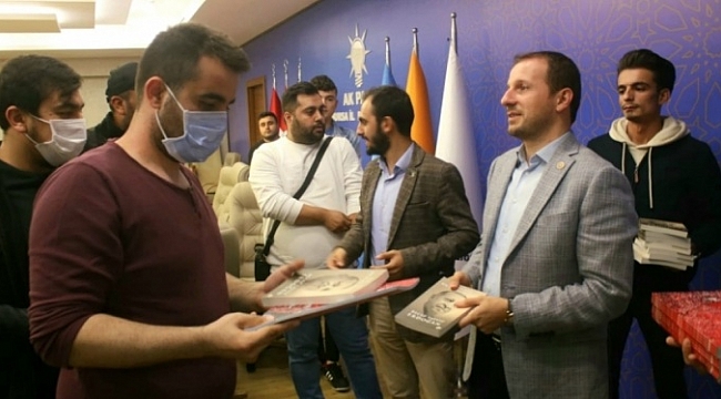 Ahmet Kılıç genç üyelere Erdoğan'ın kitabını hediye etti