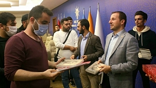 Ahmet Kılıç genç üyelere Erdoğan'ın kitabını hediye etti