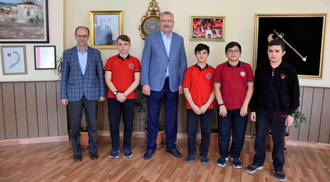 Başkan Özkan hafızları tebrik etti