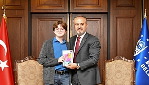 Bursa'da metroda okuyan kazanıyor 