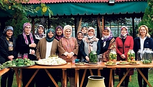 Emine Erdoğan, Çubuk'ta ilk turşusunu kurdu 