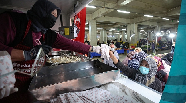 Nilüfer'de Mevlit Kandili'nde lokma ikramı