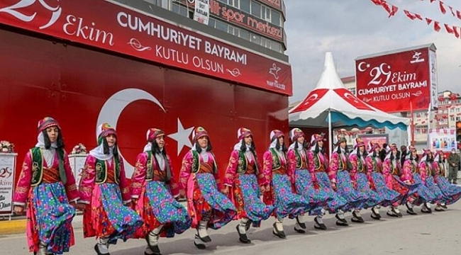 Yağmura rağmen 29 Ekim coşkuyla kutlandı
