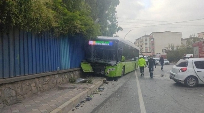 Belediye otobüsü ile otomobil çarpıştı!