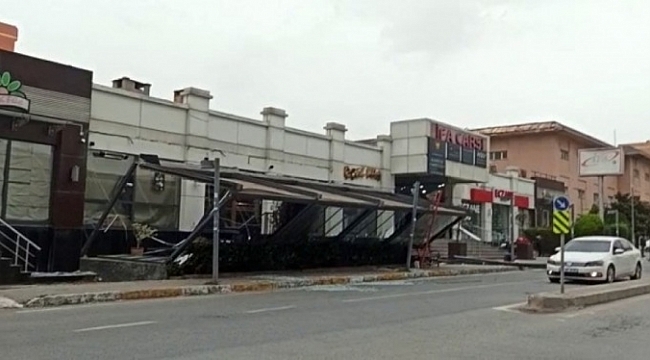 Beylikdüzü'nde lodos çatıyı uçurdu