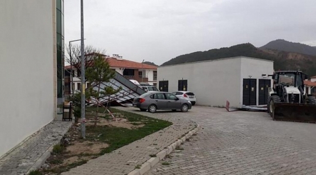 Bolu'da şiddetli rüzgar hastanenin çatısını uçurdu