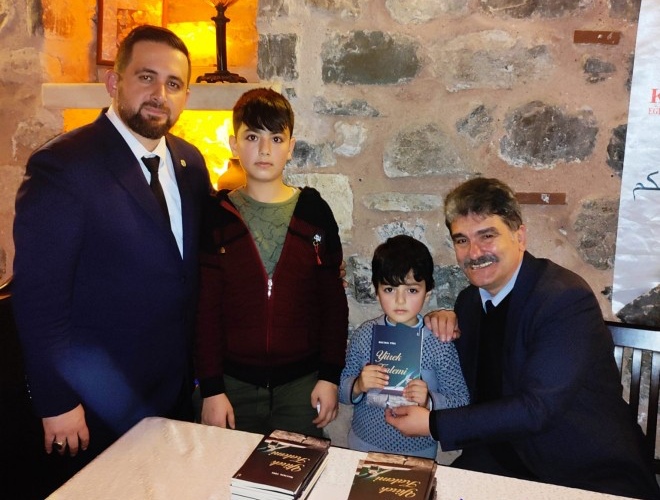 Bursa'da yetimlerin yüzünü güldüren imza günü