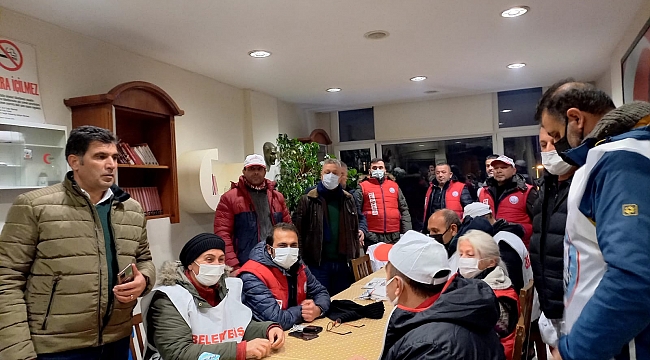 Belediye işçileri eylemlerini CHP İlçe Binasına taşıdı
