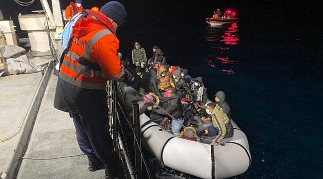 İzmir açıklarında 50 kaçak göçmen yakalandı