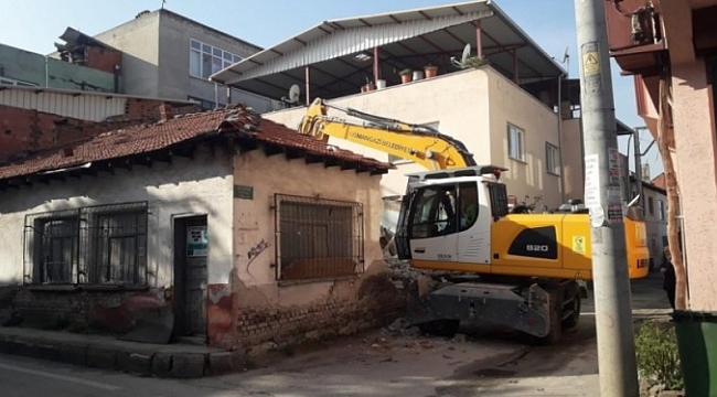 Osmangazi'de metruk bina yıkıldı