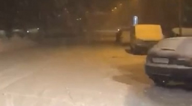 Uludağ'da şiddetli kar yağışıyla yollar kapandı