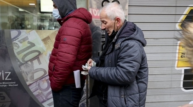 Vatandaşlar döviz bürolarına akın etti!