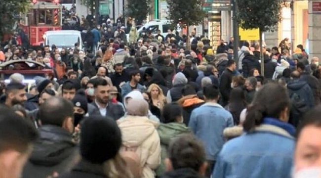 Yeni yıla saatler kala İstiklal Caddesi'nde yoğunluk