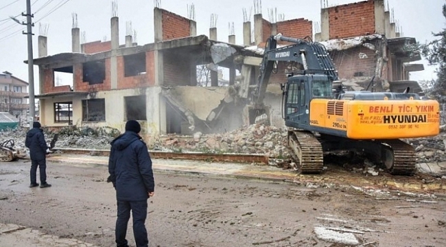 Yenişehir Belediyesi metruk binaları yıkıyor