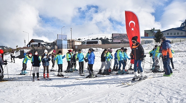 Bursa'da 700 öğrencinin kayak heyecanı