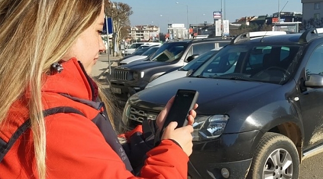 Bursa'da araçlar kadın otopark görevlilerine emanet