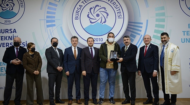 Genç mucitlerden Başkan Yılmaz'a ödül