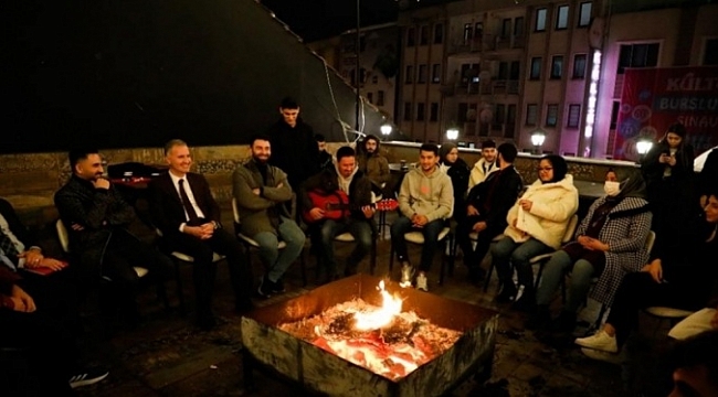 İnegöl'de çaylar başkandan sohbet gençlerden!
