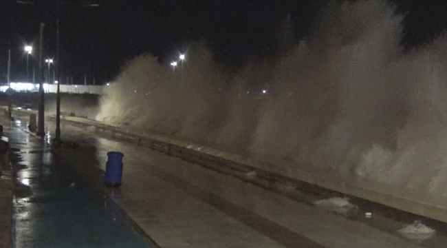 İzmir'de fırtına sebebiyle deniz taştı