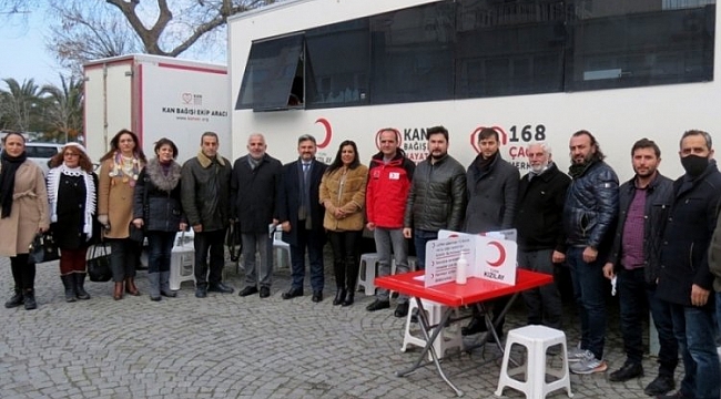 Mudanya'da AK Partililer kan bağışladı