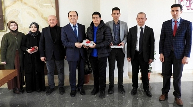 Mustafakemalpaşa'da başarılı öğrencilere ödül