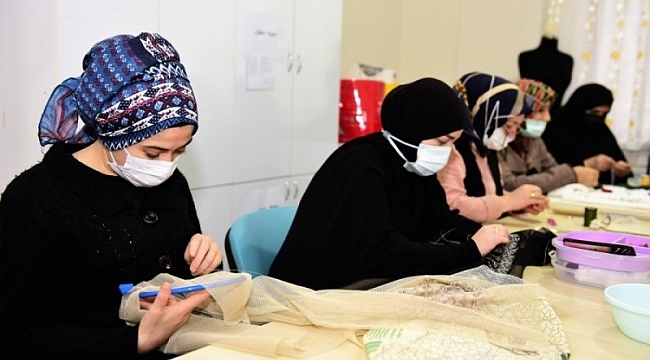 Yıldırım'da kadınlar iğne oyalarını ilmek ilmek işliyor