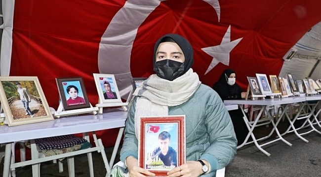 Diyarbakır'da evlat nöbetindeki abladan kardeşine çağrı