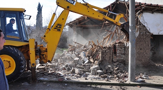 Karacabey'de metruk binalar temizleniyor