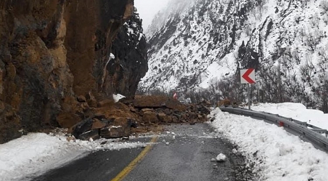 Kayseri'de heyelan! Yol kapandı