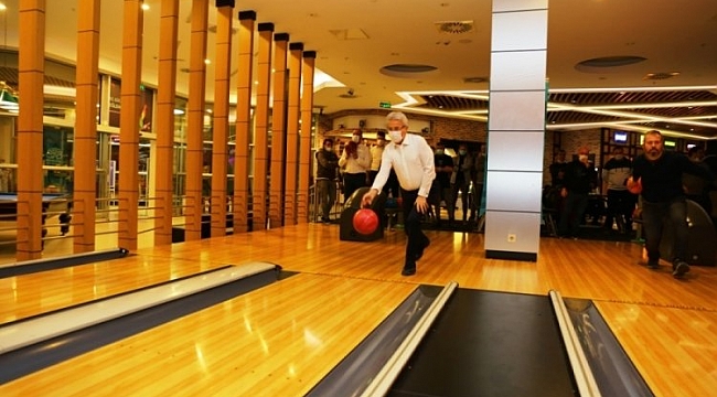 Nilüfer'de belediye personeli bowlingde stres attı