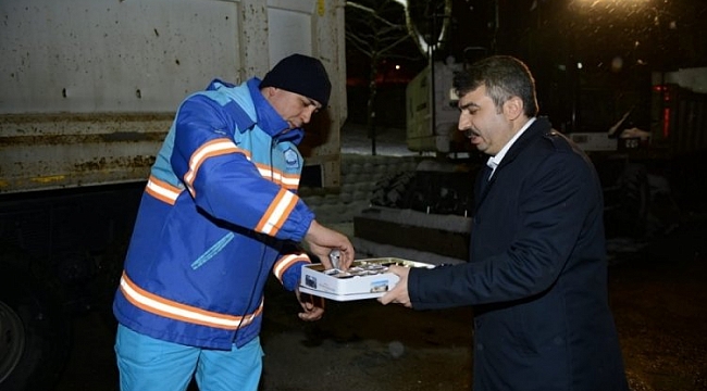 Başkan Yılmaz'dan kar mesaisi yapan ekibe tatlı ikramı