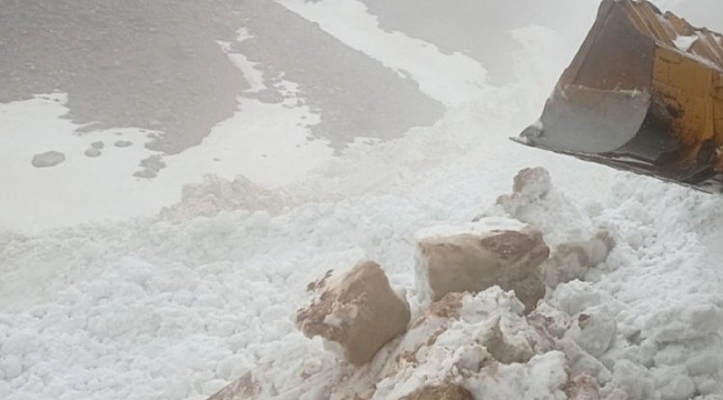 Heyelan köy yolunu kapattı
