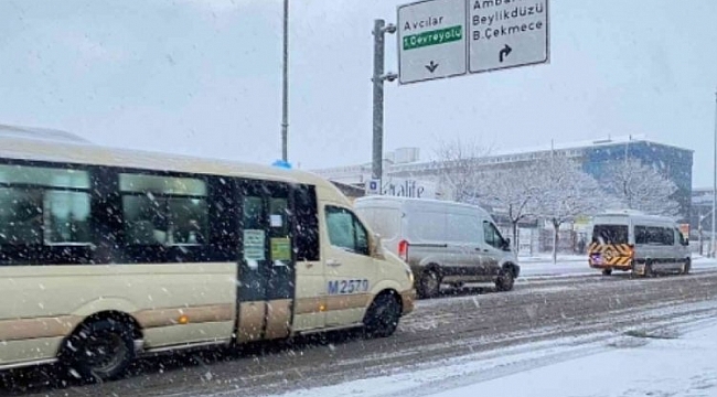 İstanbul'da kar nedeniyle servis araçları yolda kaldı