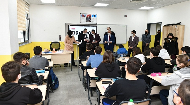 Mustafakemalpaşa'da sınava hazırlanan öğrencilere destek